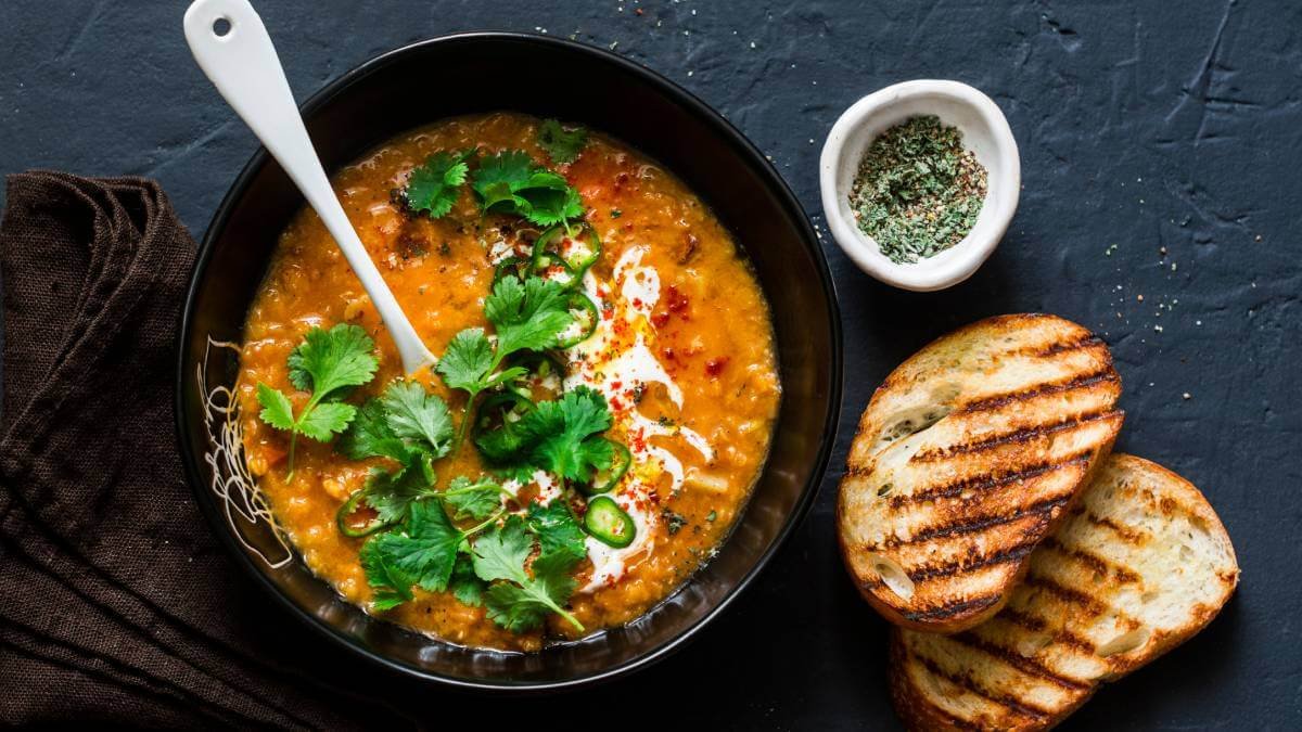 3 chutné a syté recepty na polévky ze tří druhů čočky