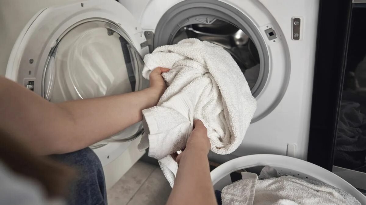 Proč jsou hotelové ručníky vždy bílé? Pokojská z luxusního hotelu vysvětluje, jak toho dosahují