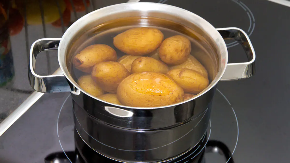 Zapečené brambory jsou křupavé a ne měkké jednoduchý trik od kuchaře