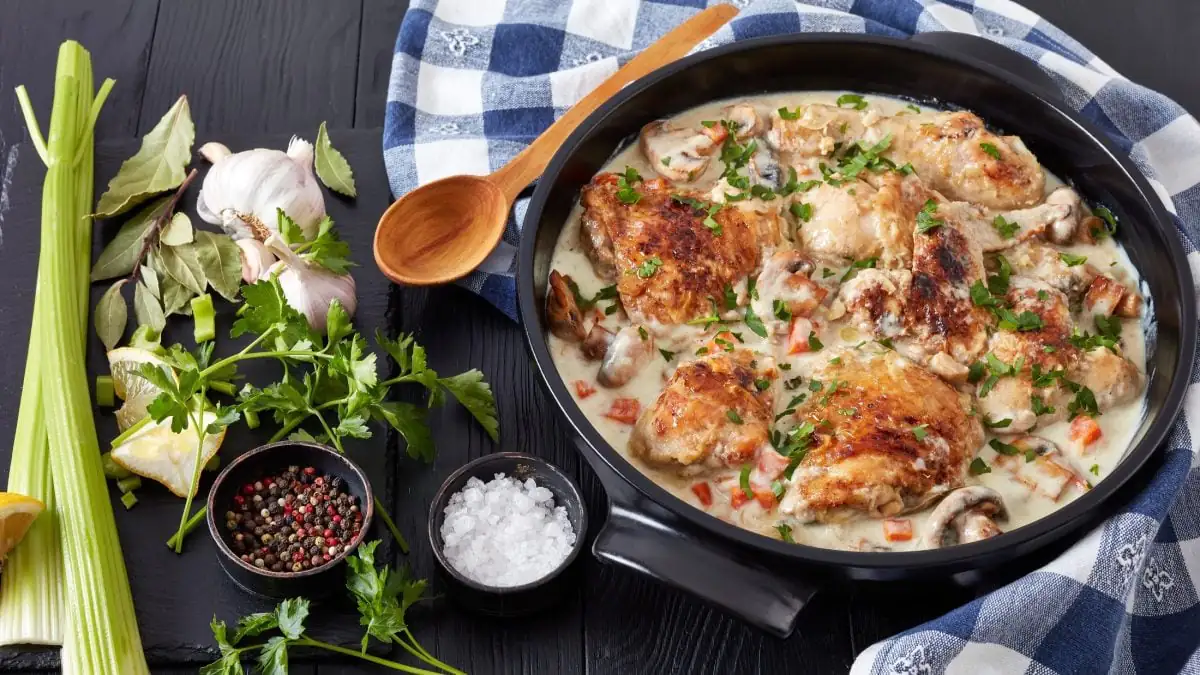 Kuřecí frikasé — rychlá a jednoduchá večeře na jedné pánvi: po domácku chutné teplé jídlo
