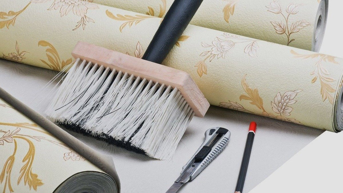 Papírové tapety už nejsou v kurzu: dnes si řemeslníci vybírají tento odolný materiál – lepí se rychle a vypadá draze