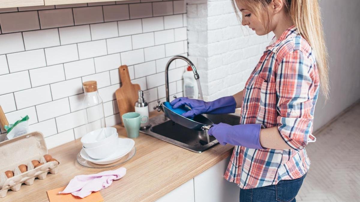 Když přidáte do prostředku na mytí nádobí sůl, výsledek překvapí celou rodinu