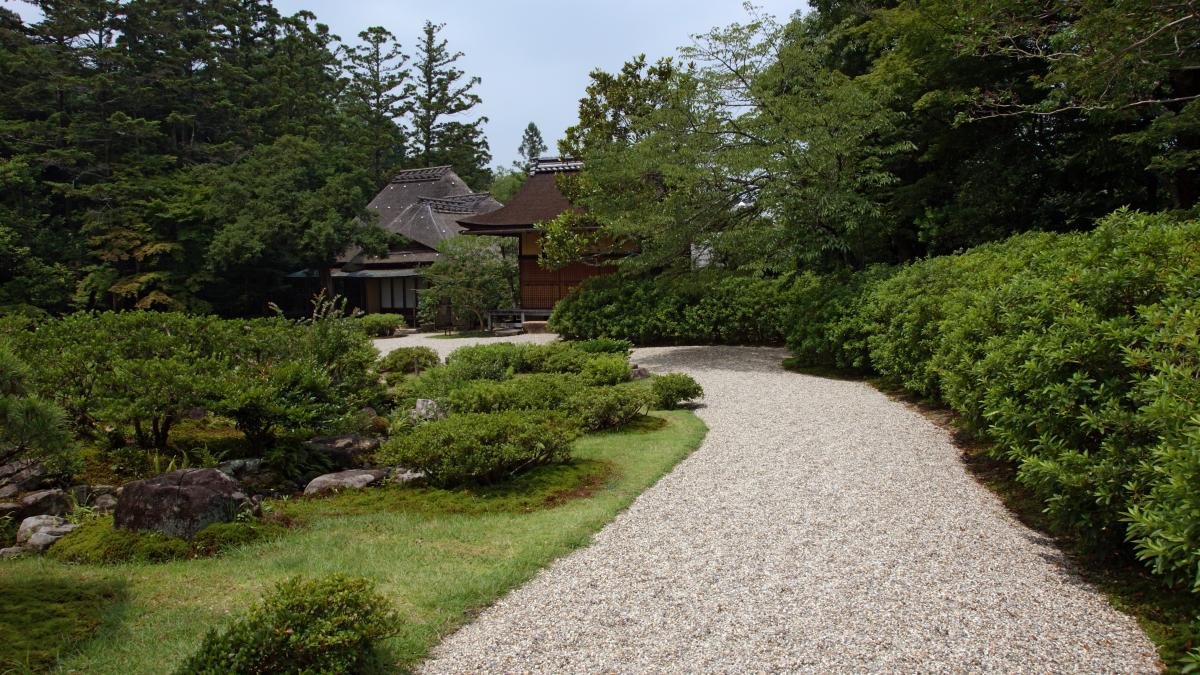 Liju „mýdlový“ beton na zahradní chodníky a na jaře jsou v Česku vždy suché i v blátě a plískanici