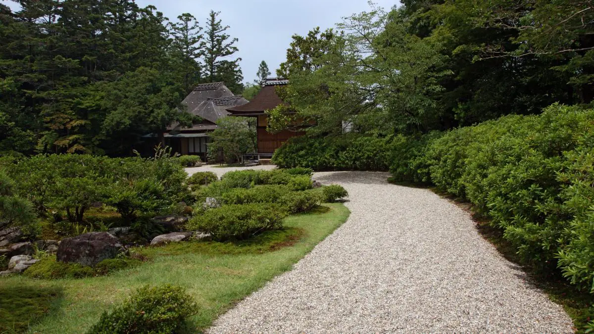 Liju „mýdlový“ beton na zahradní chodníky a na jaře jsou v Česku vždy suché i v blátě a plískanici