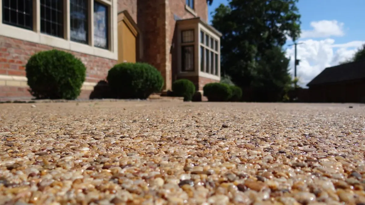 Liju „mýdlový“ beton na zahradní chodníky a na jaře jsou v Česku vždy suché i v blátě a plískanici