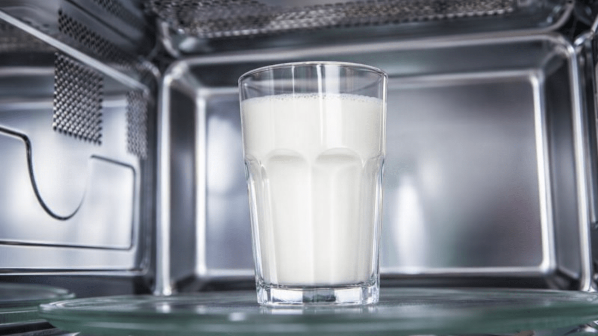 Málokdo ví že ohřívání vody nebo mléka v mikrovlnné troubě může být nevhodné