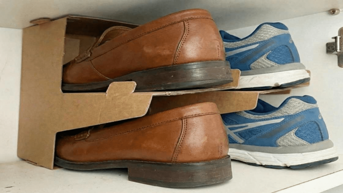 Zkuste dát kartonový držák na kávu do botníku… Proč jsem o tomhle super triku nevěděl dřív