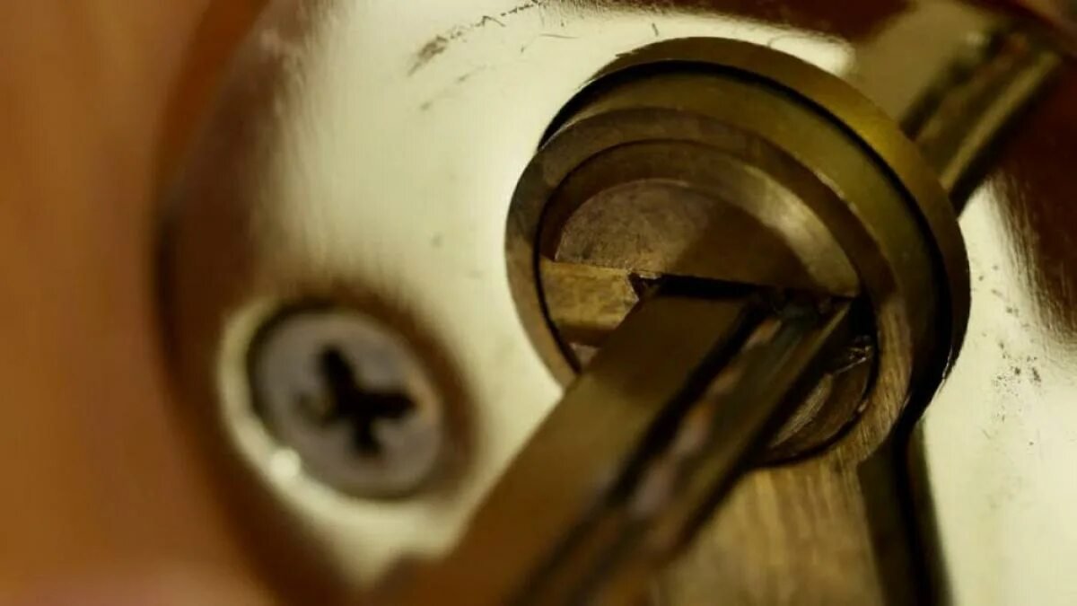 Jak vytáhnout zlomený klíč ze zámku bez volání zámečníka: jednoduchý způsob s domácím nářadím 3 Jak vytáhnout zlomený klíč ze zámku bez volání zámečníka: jednoduchý způsob s domácím nářadím
