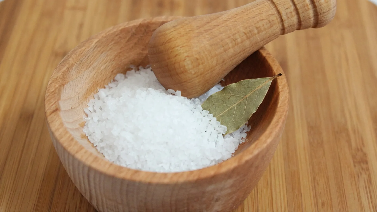 Miska soli a tři bobkové listy na parapet jako praktický trik proti častému problému