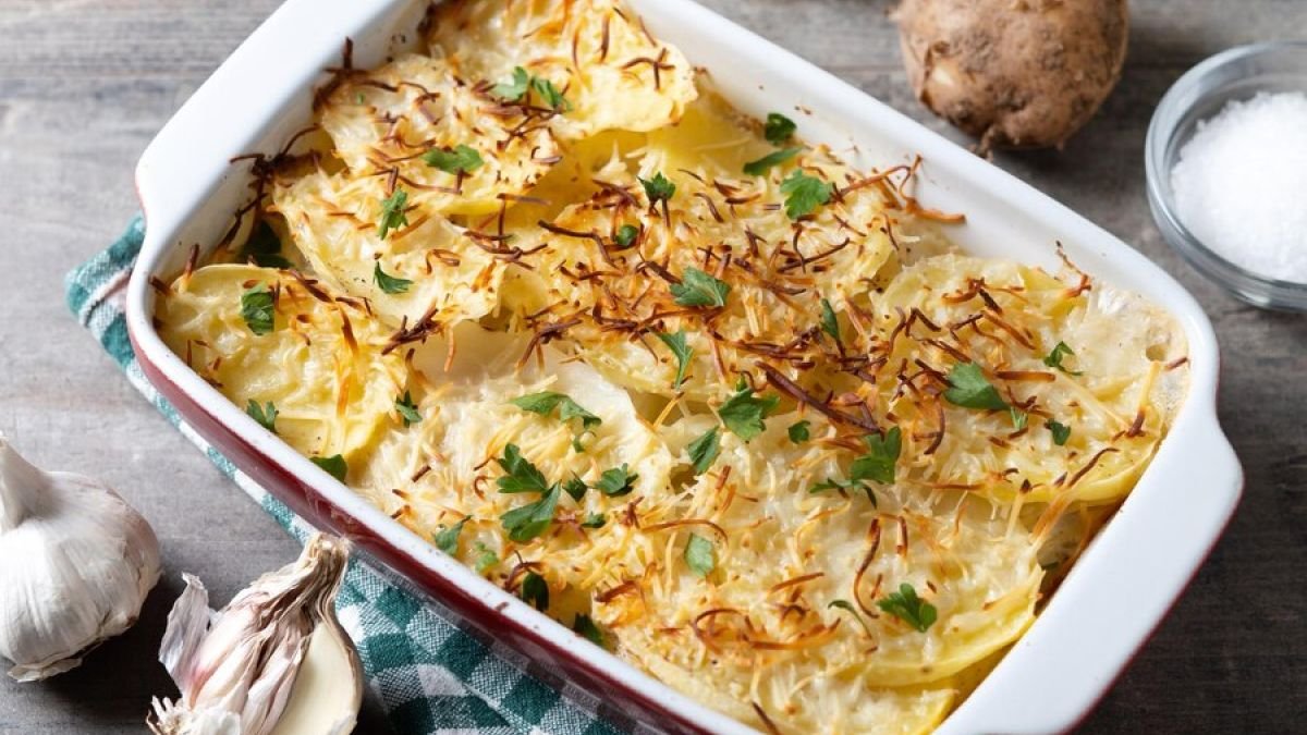 Místo bramborové kaše dělám na Silvestra brambory pečené v mléce v Česku se často podávají k masu, kuřeti i rybě