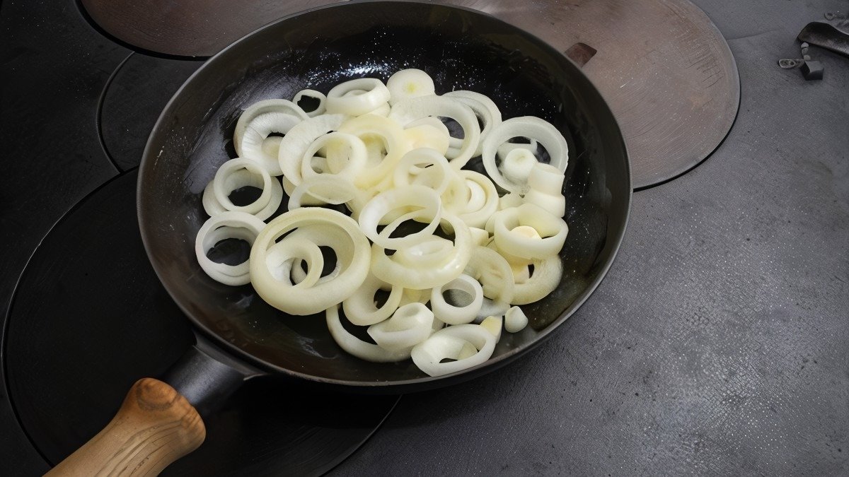 Proč je potřeba obalit cibuli v mouce před smažením: trik z dávno zapomenutých kuchařek, který se v české kuchyni používá dodnes 2 Proč je potřeba obalit cibuli v mouce před smažením: trik z dávno zapomenutých kuchařek, který se v české kuchyni používá dodnes