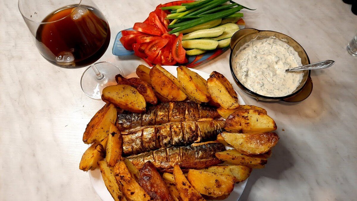 Na vánoční večeři – pečené brambory s uzenou makrelou