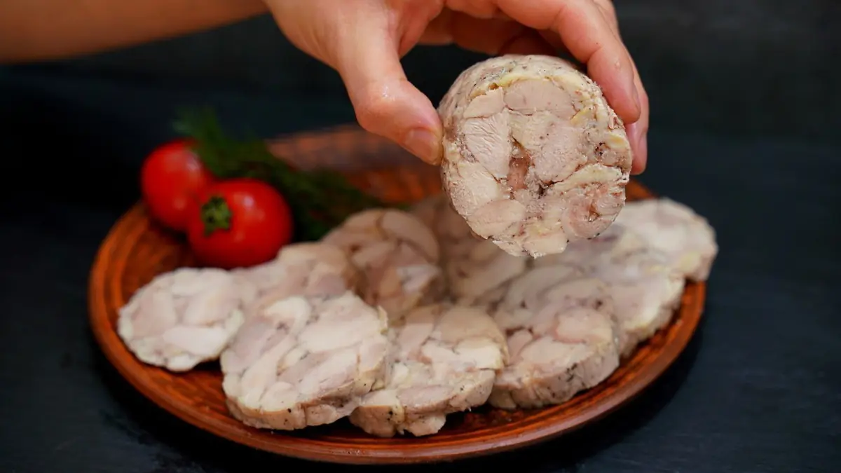 Naklepu stehenní řízky, svážu je do síťky a vznikne kuřecí šunka jako z dobré lahůdky