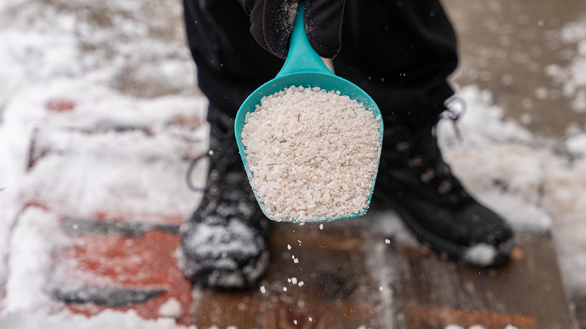 Nasypte to místo soli na dlažební kostky a rozpustí to všechen led