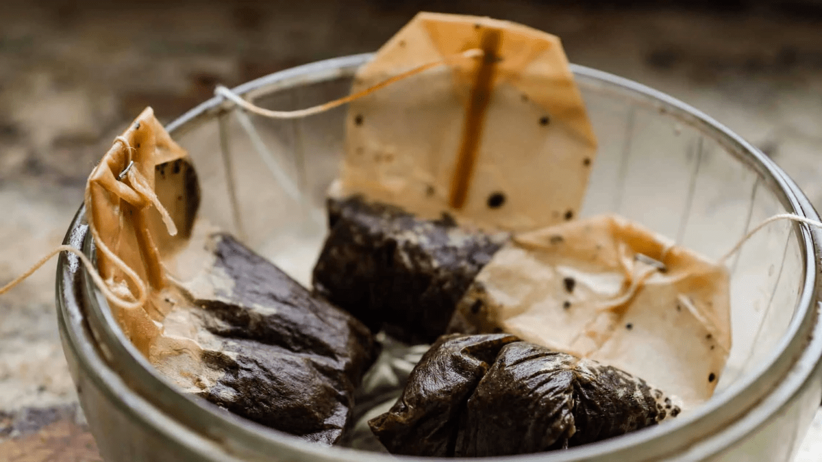 Čistím pánev bez chemie: dva čajové sáčky a mastnota je pryč