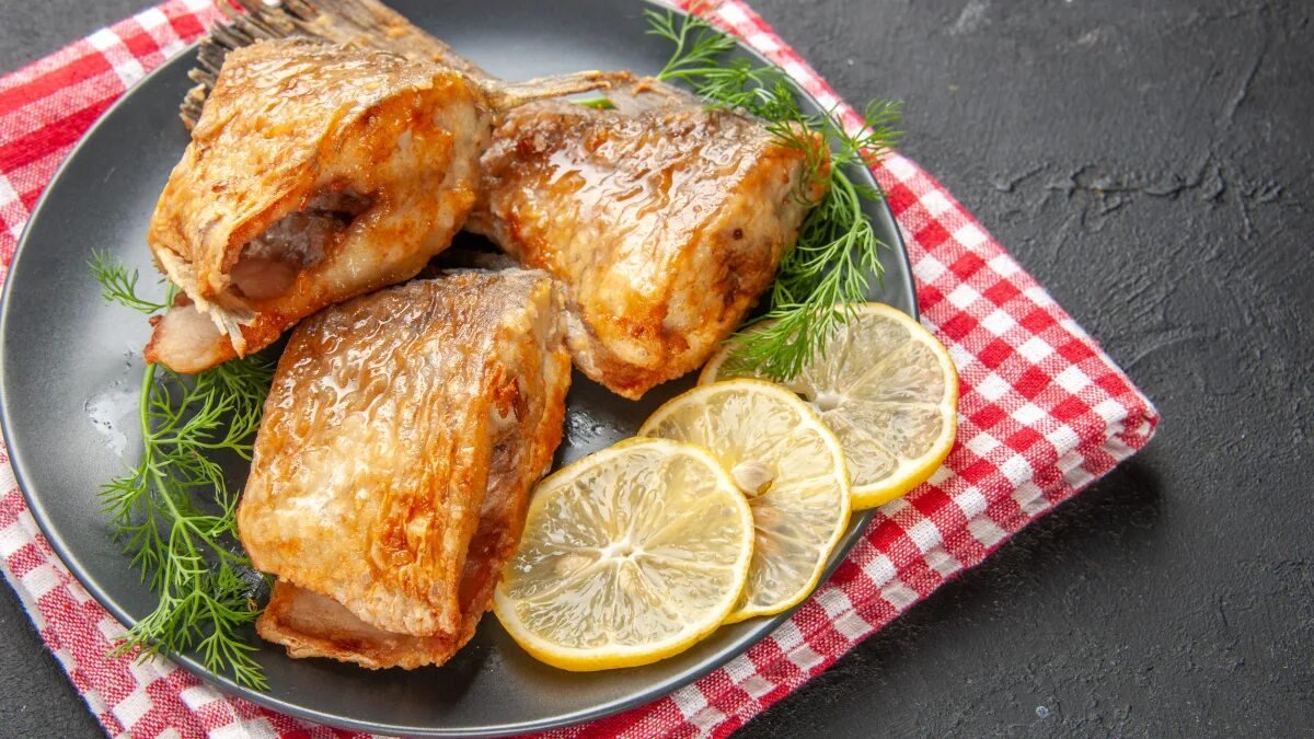 Ne přepuštěné máslo ani olivový olej. Vánoční rybu v Česku mnozí smaží jen na jednom tuku a vychází dokonale