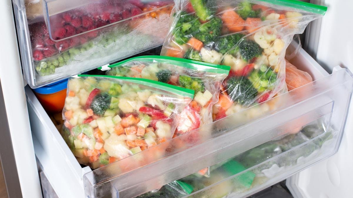 Ne všechno je potřeba ohřívat v mikrovlnné troubě: jak v českých domácnostech ohřívají mražené jídlo podle typu potraviny