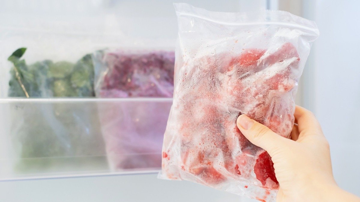 Ne všechno je potřeba ohřívat v mikrovlnné troubě: jak v českých domácnostech ohřívají mražené jídlo podle typu potraviny