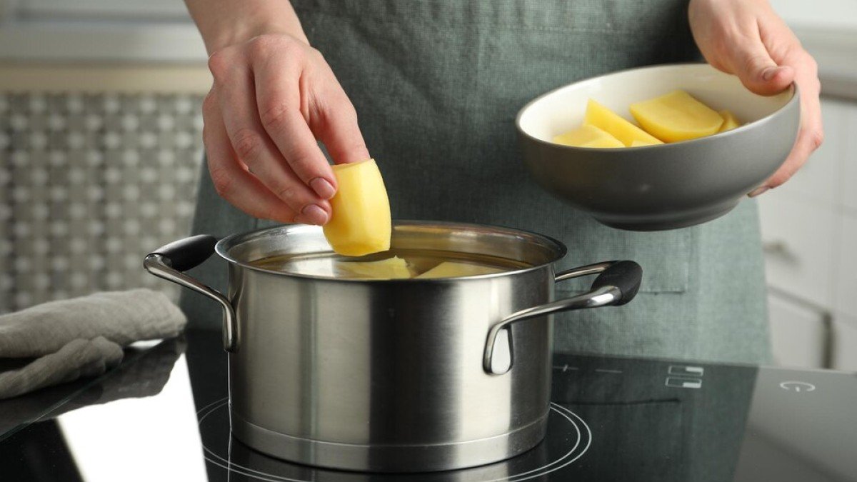 Nikdy nesolte brambory v tomto okamžiku Budou se vařit déle a budou mdlé