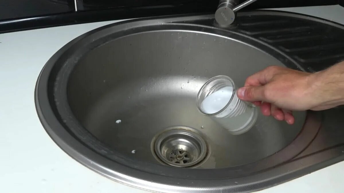 Nevylévejte mléko do dřezu může to mít nevratné následky