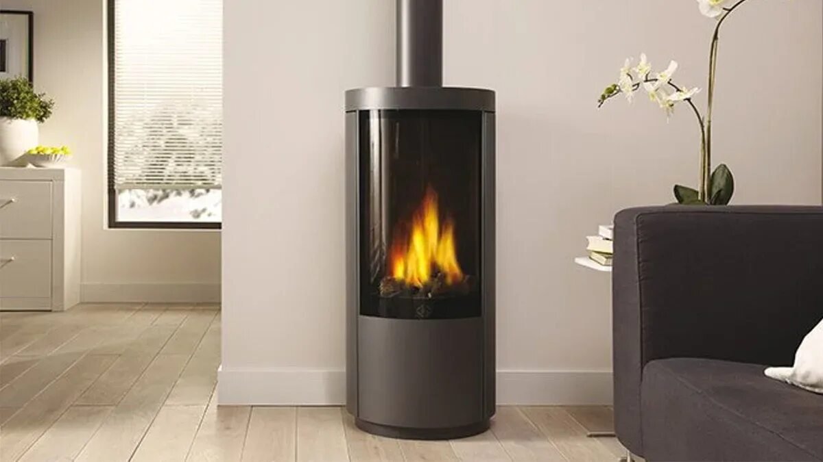 Sbohem kamnům na dřevo a pelety: v prodeji se stále častěji objevují vertikální elektrické krby, které zároveň vytápějí a dodají obýváku styl