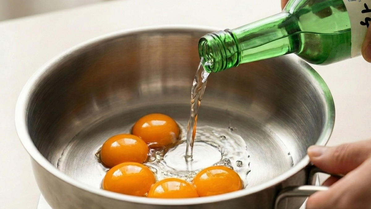 Nikdy by mě nenapadlo přelít syrová vejce soju… tohle jídlo mě dostalo