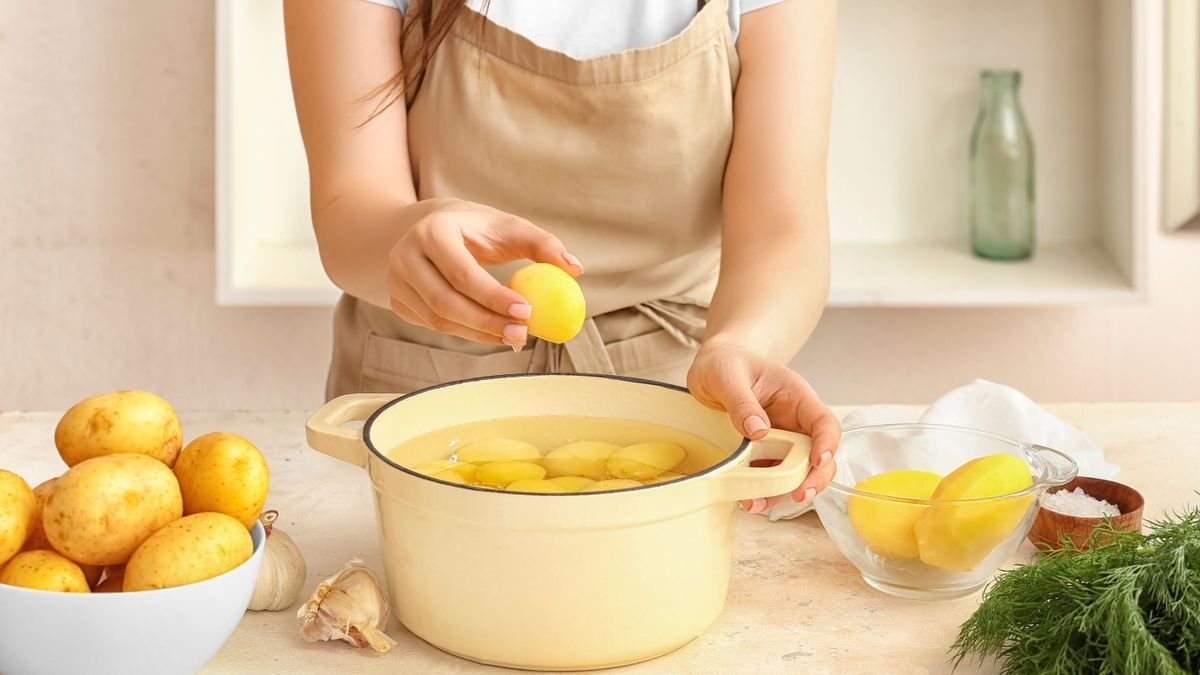 Nikdy nesolte brambory v tomto okamžiku Budou se vařit déle a budou mdlé