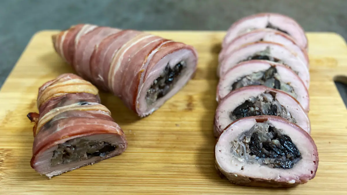 Nový rok bez složitých příloh Entrecoty ve slanině se sušenými švestkami jsou jednoduché a přitom vypadají i voní jako z restaurace