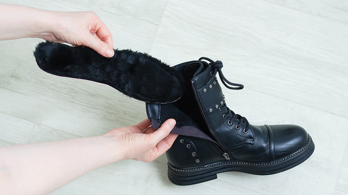 Jak si v zimě zahřát nohy v botách jednoduchý trik který funguje lépe než teplé vložky