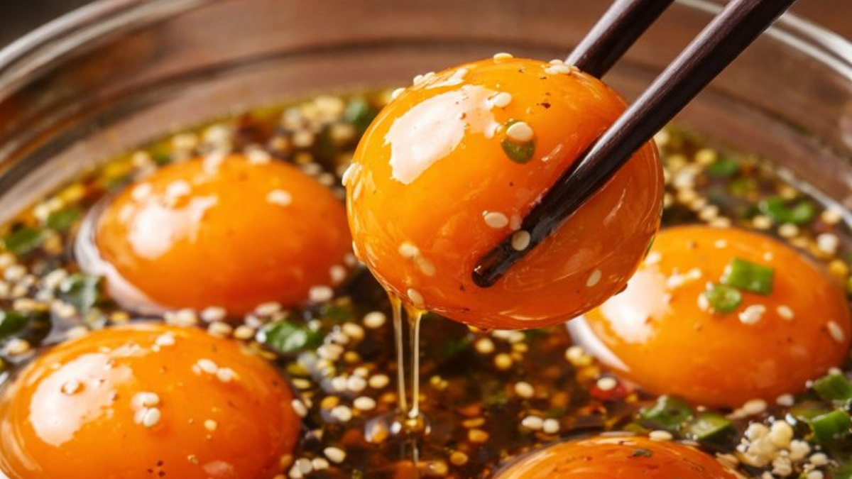 Nikdy by mě nenapadlo přelít syrová vejce soju… tohle jídlo mě dostalo