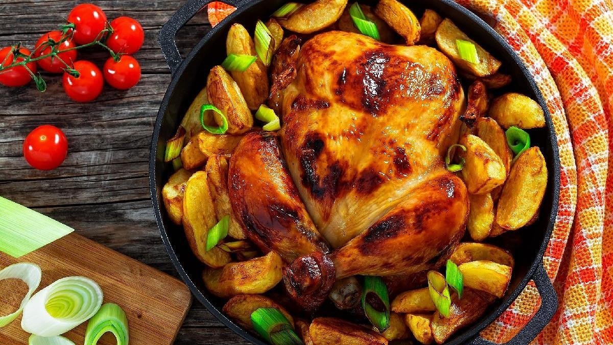 Plněné kuře s houbami a bramborami pečené v troubě je ideálním pokrmem na novoroční stůl