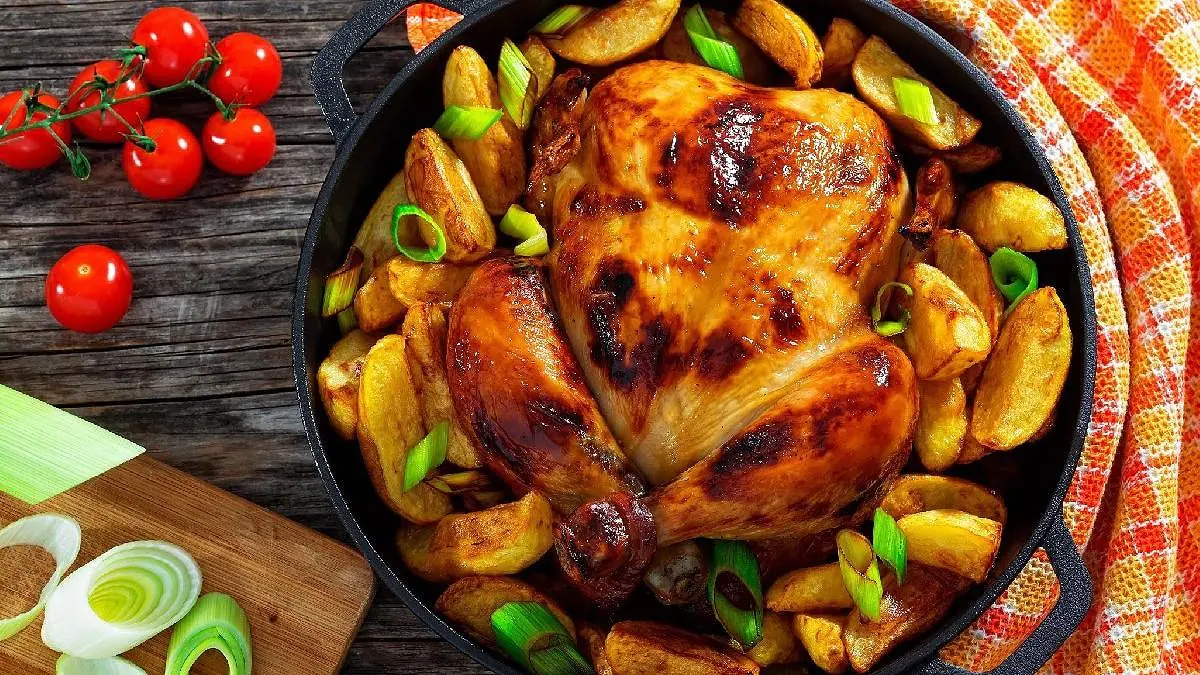Plněné kuře s houbami a bramborami pečené v troubě je ideálním pokrmem na novoroční stůl