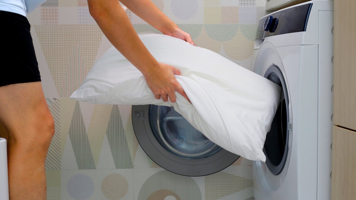 Po takovém praní budou polštáře jako nové Stačí 1 sklenice tohoto přípravku a budou zase čisté a nadýchané