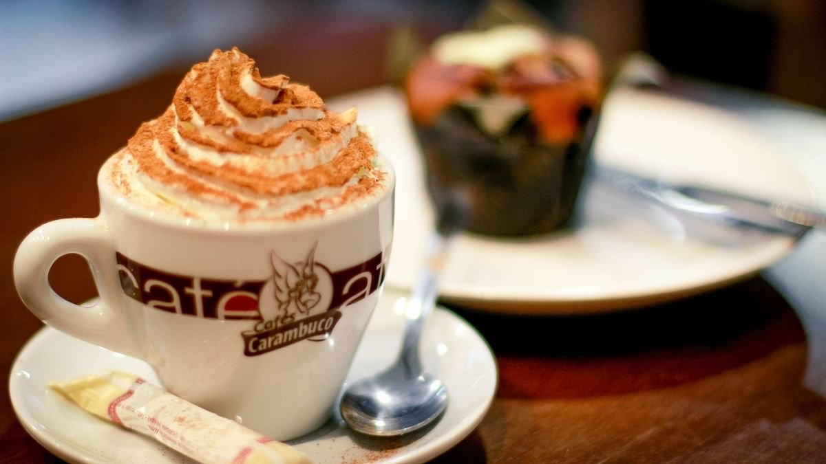 Podšálek pod kávovým šálkem není vůbec na lžičku ani na cukr Odhalil se jeho skutečný účel a je opravdu nečekaný