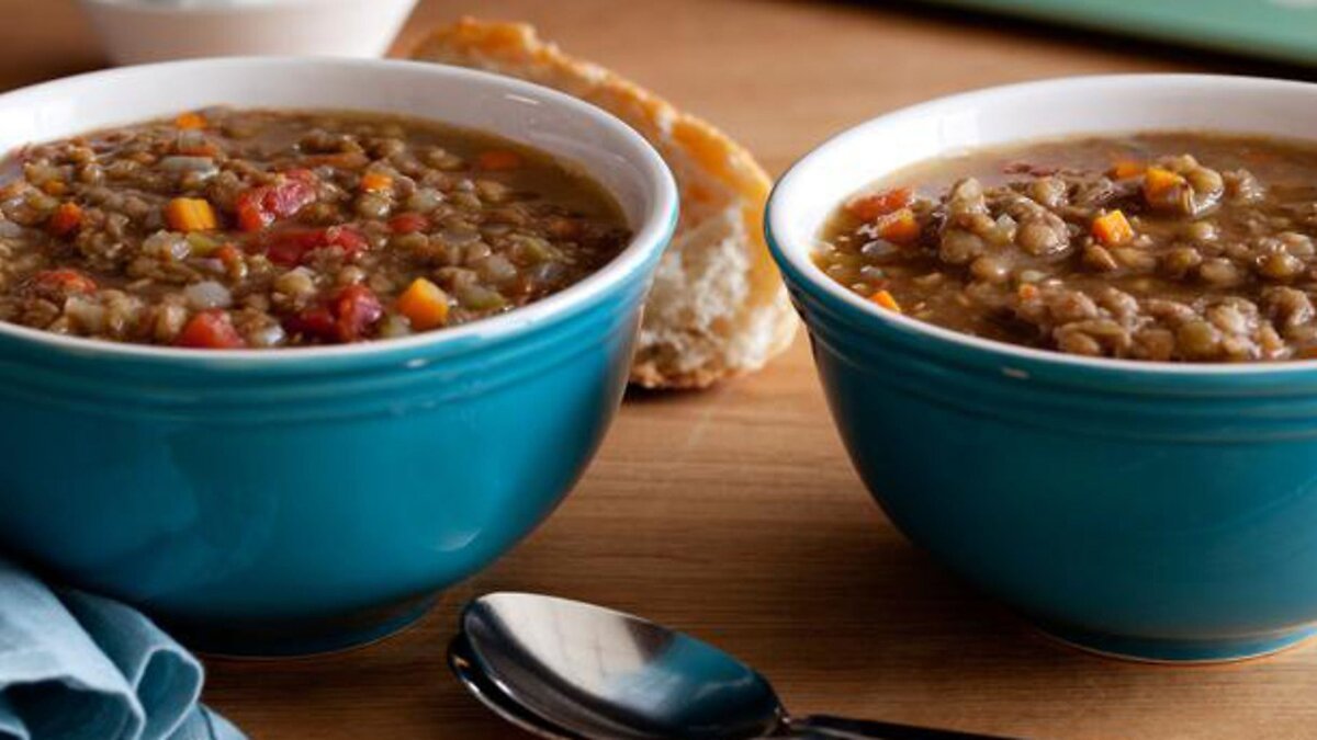 3 chutné a syté recepty na polévky ze tří druhů čočky