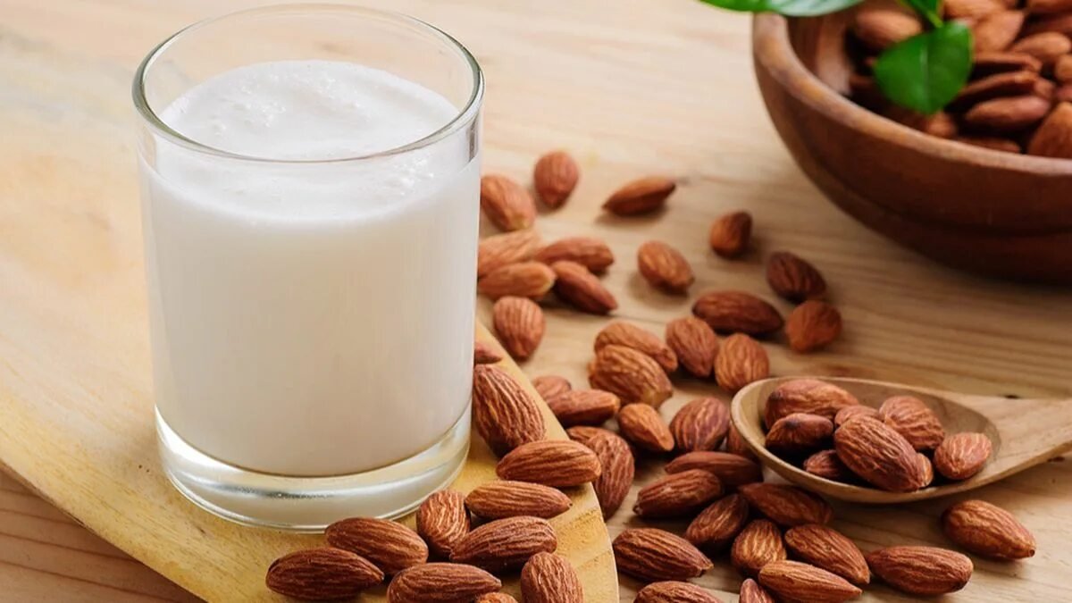 Zklidňuje a podporuje tvorbu melatoninu Proč je dobré pít večer teplé mléko