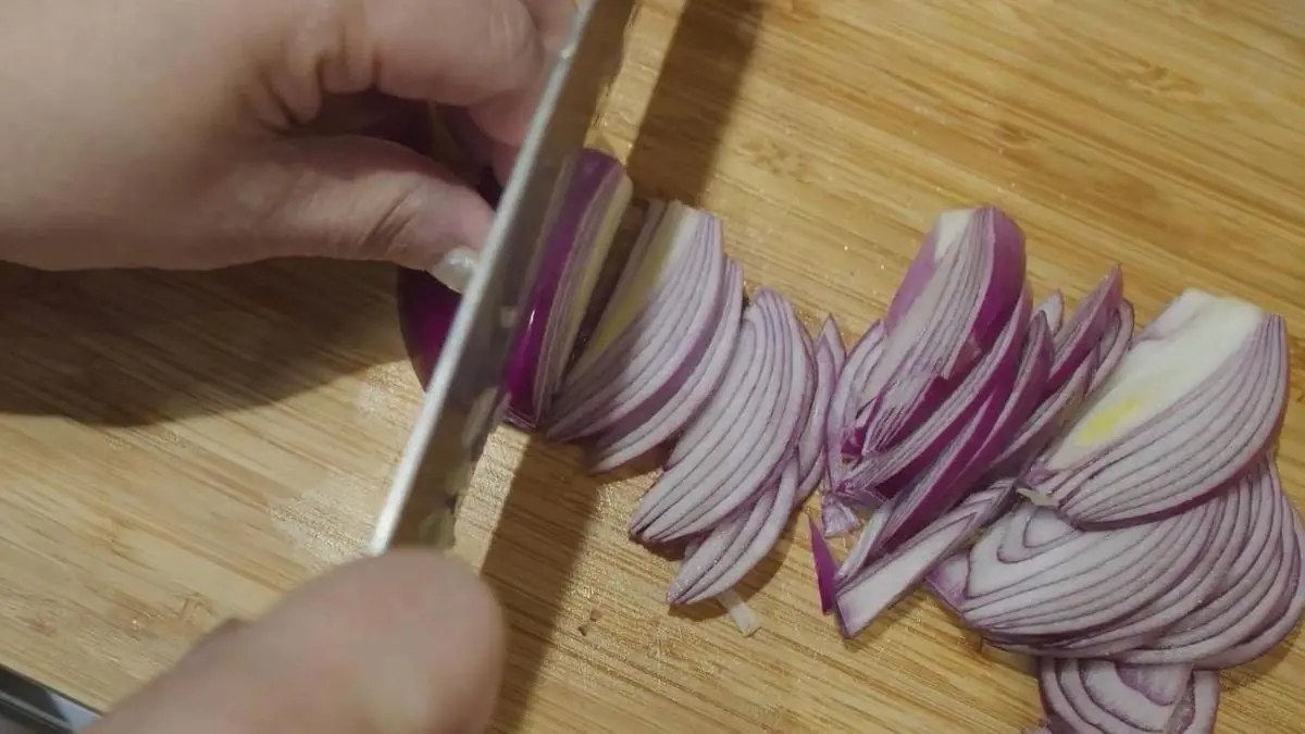 Bulharský bramborový salát, který mizí jako první jednoduchý recept s výraznou chutí