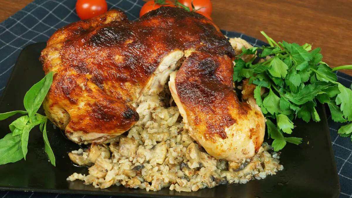 Plněné kuře s houbami a bramborami pečené v troubě je ideálním pokrmem na novoroční stůl