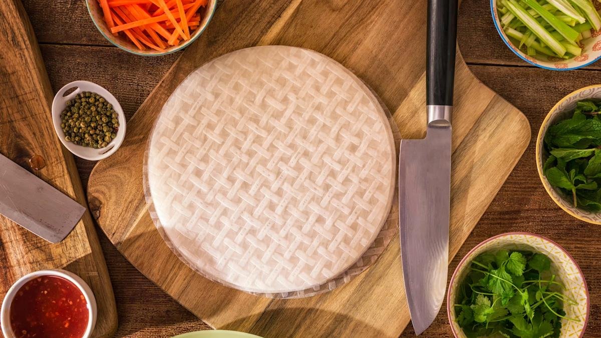 Tyčinky s parmezánem a voňavou bylinkovou směsí z rýžového papíru 2 Tyčinky s parmezánem a voňavou bylinkovou směsí z rýžového papíru