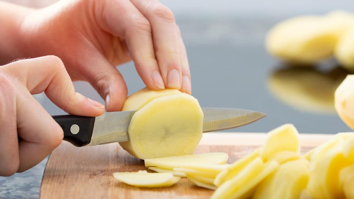 Místo bramborové kaše dělám na Silvestra brambory pečené v mléce v Česku se často podávají k masu, kuřeti i rybě