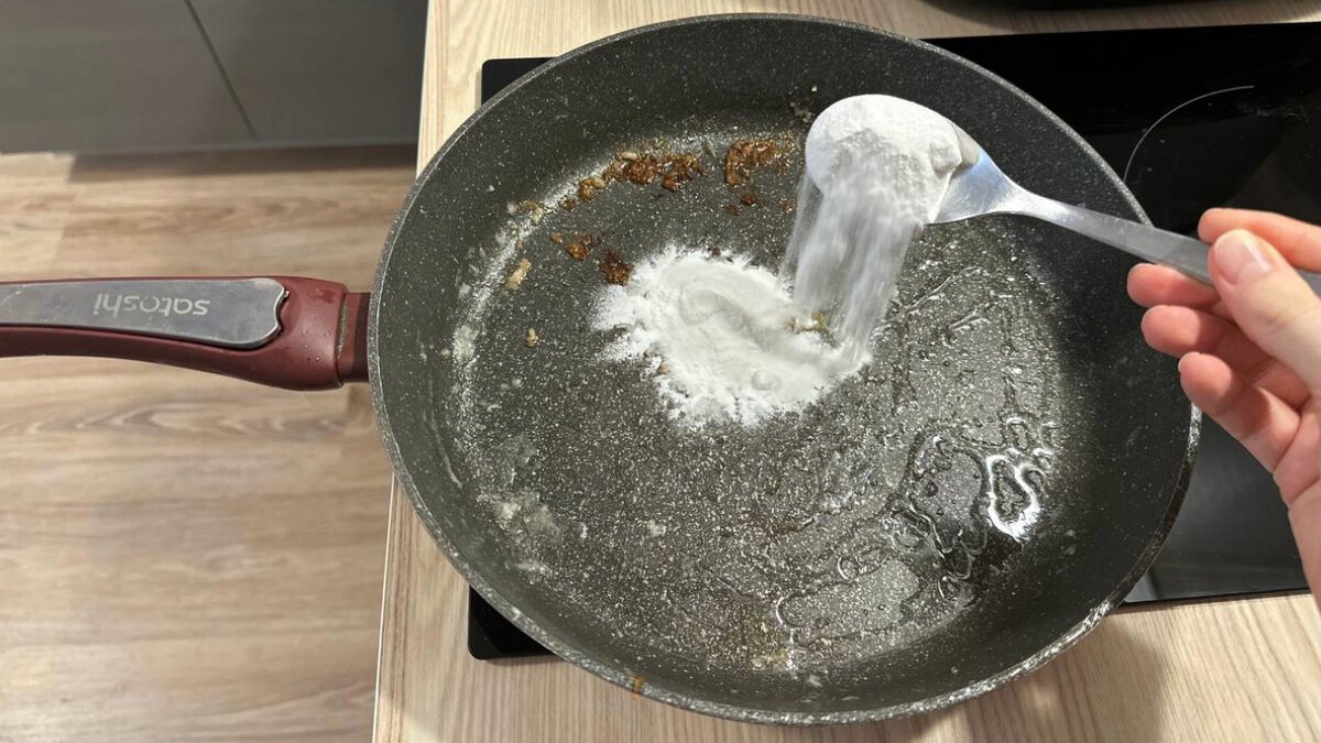 Pánve jako nové bez chemie a „silového“ drhnutí: levný roztok, který odstraní připáleniny za hodinu