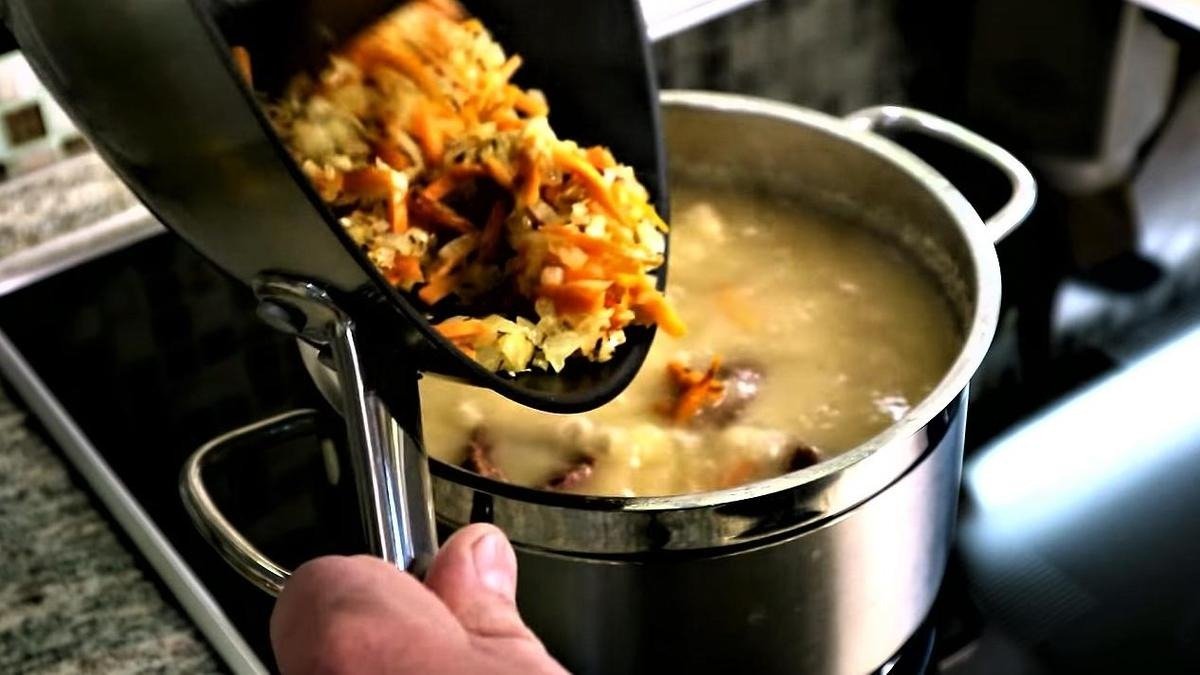 Tajemství husté kuřecí polévky s restovaným základem, po které dostanete chuť k jídlu