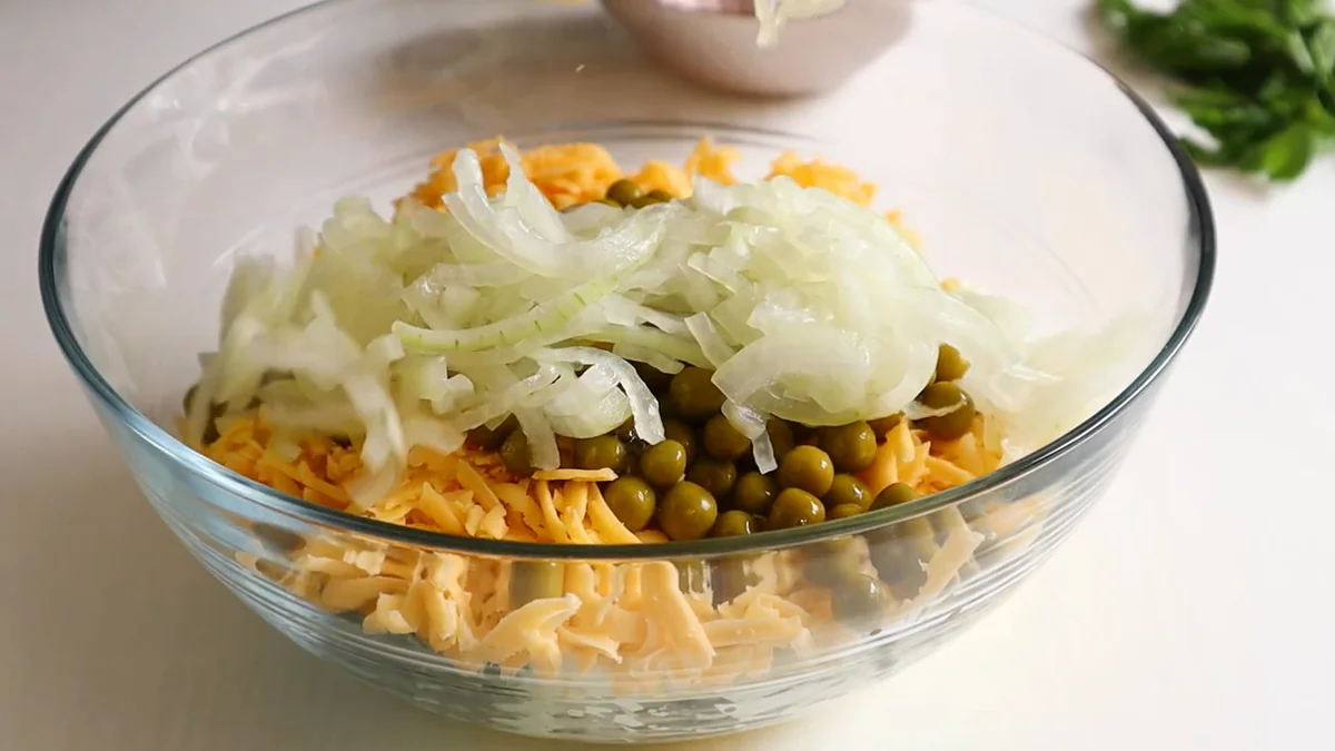 Na Silvestra nepřipravuji olivje, ale zapomenutý salát ze sovětských časů, po kterém si hosté vždy chodí přidat