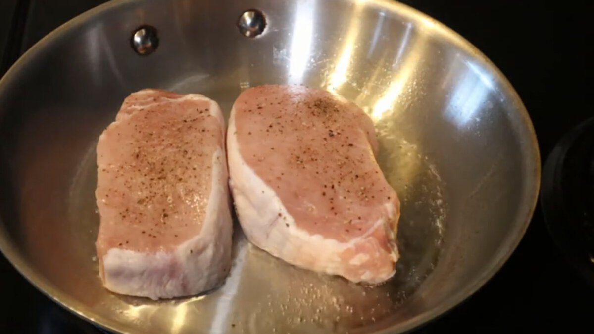 Vepřové kotlety s přílohou z bramborové kaše se smetanou