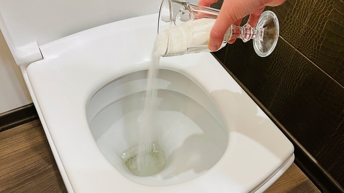 Žádný ocet ani soda: nejlepší způsob, jak odstranit vodní kámen z baterií a toalet