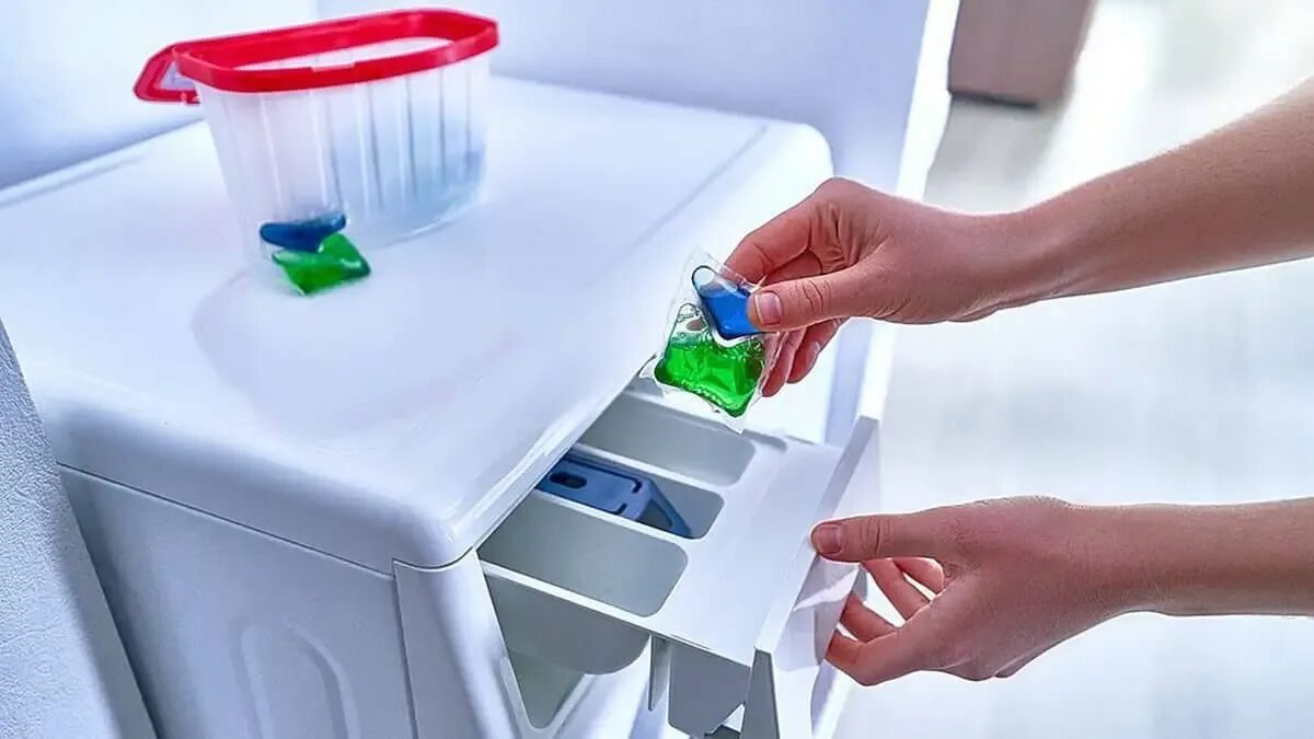 Kam nalít gel na praní do pračky: 2 možnosti a pravidla používání prostředku