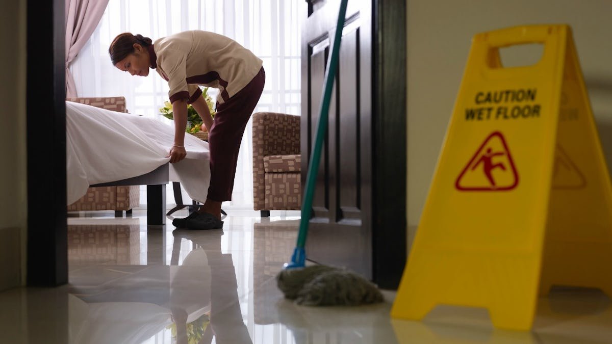 Hoteliéři používají tento postup, aby se prach znovu neusazoval na dřevě