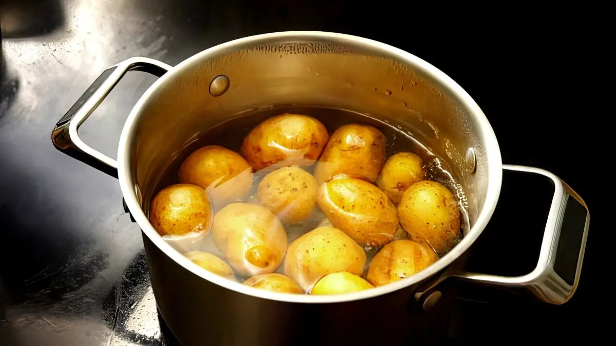 Přestaňte vařit brambory ve vodě. Existuje mnohem lepší způsob