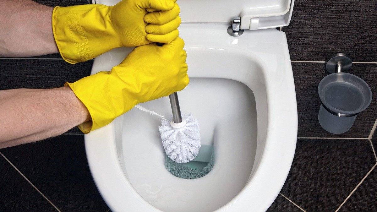 Už žádný vodní kámen pod okrajem toalety: rychlá metoda bez bělidla a octa