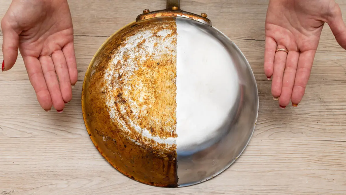 Připečeniny mizí před očima nečekaný způsob, jak vyčistit pánve pomocí coly